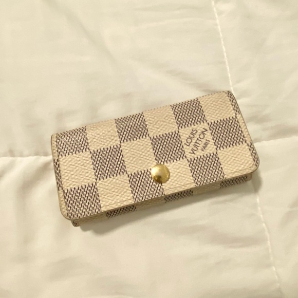 SOLD!! 💯 Authentic Louis Vuitton 4 Key Holder - Picture 8 of 10